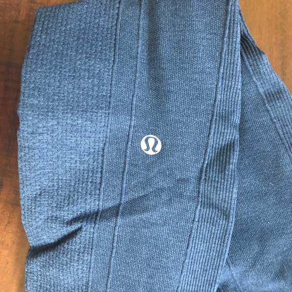 Lululemon yoga pants, size 4 - Picture 3 of 3